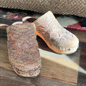 Stylish Brown Western Clogs